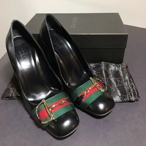 Gucci Black Leather Pumps w/Gucci Logo Stripes